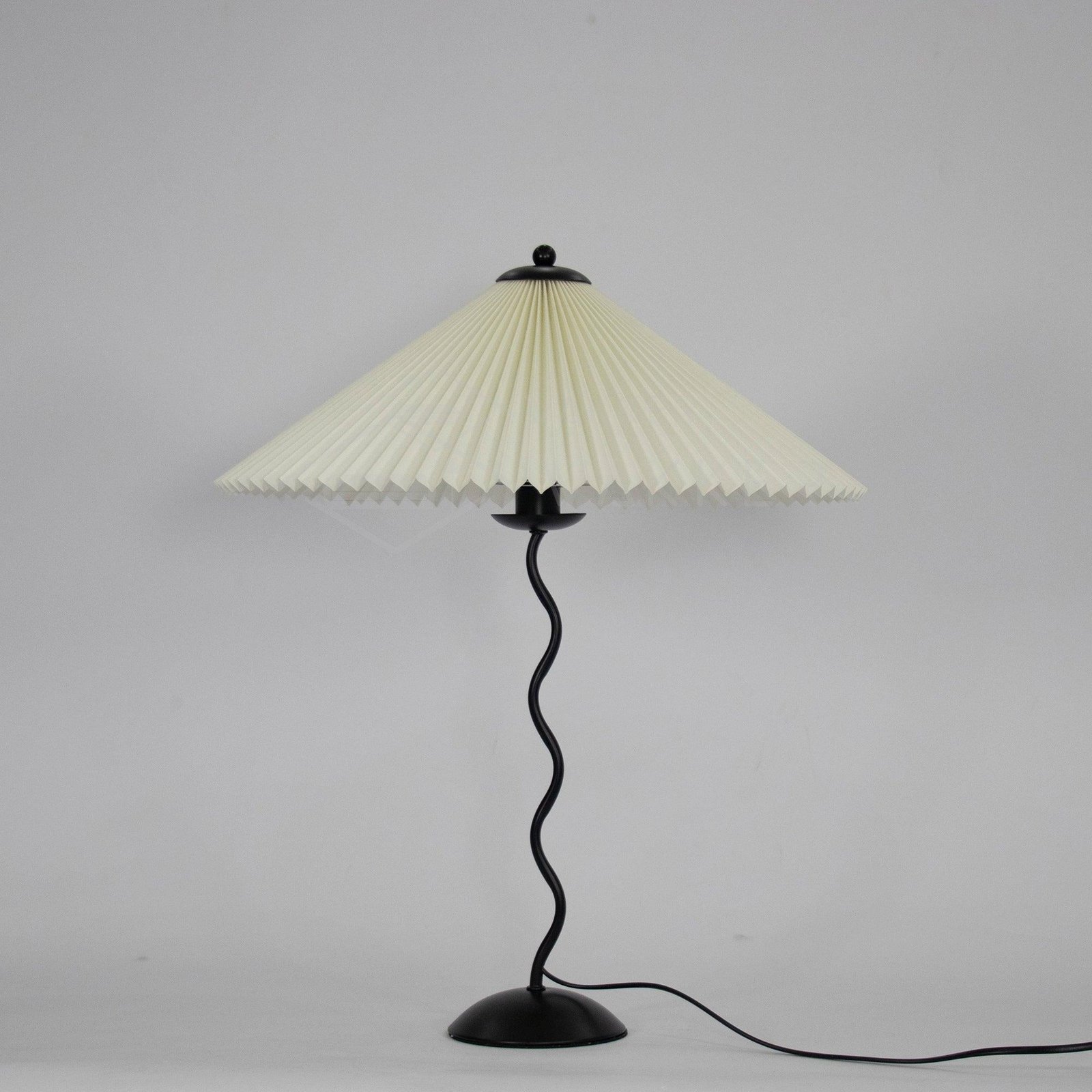 Squiggle Table Lamp ∅ 17″ x H 29.5″ , Dia 43cm x H 75cm , Beige , UK Plug
